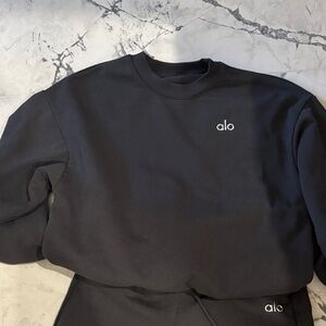 ALO Yoga Dark Gray Crewneck Sweater
And a pair of sweat pants  it’s a set